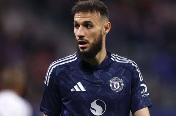 Mazrahi's Struggles as Manchester United's Newest Signing 1 Mazrahi's Struggles as Manchester United's Newest Signing