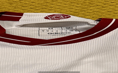 Real vs Fake Manchester United Coat? Spot the Difference Easily Here!