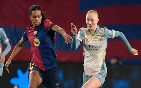 Who plays in FC Barcelona Femeni vs Man City WFC lineups? (Expert analysis of squads and tactics)